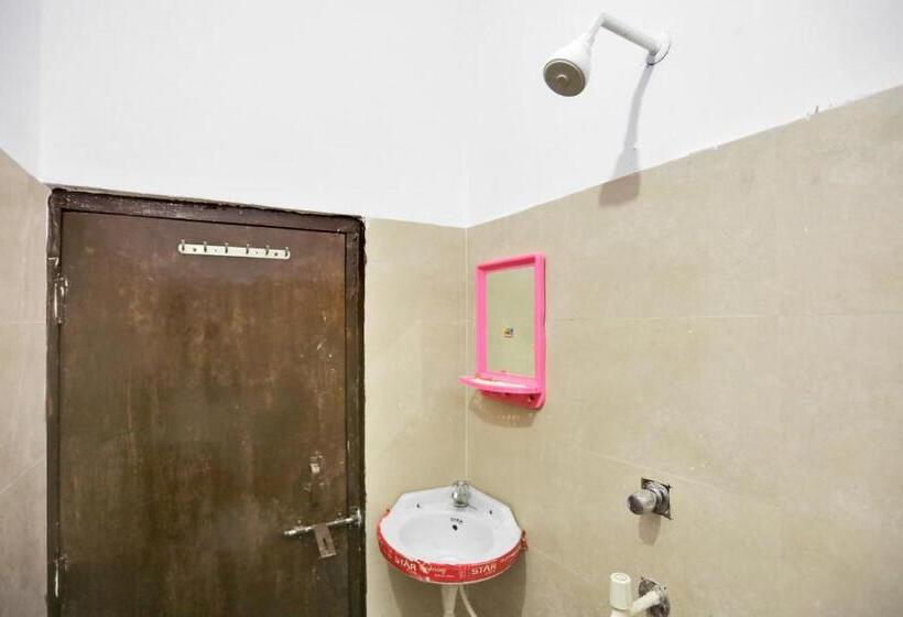 Quarto Triplo Estandar, Spot On Shashank Plaza