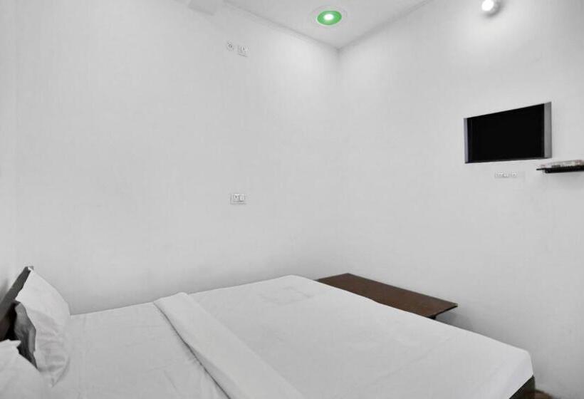 Quarto Triplo Estandar, Spot On Shashank Plaza