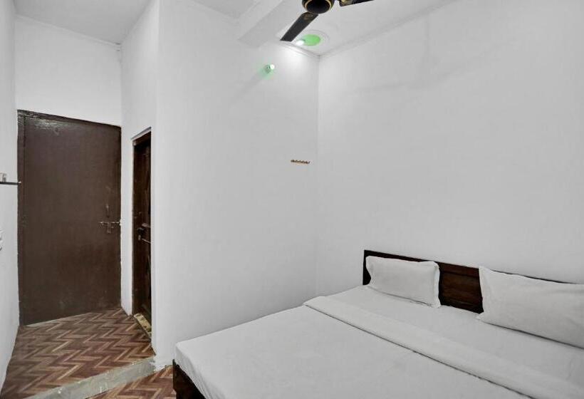 Quarto Triplo Estandar, Spot On Shashank Plaza