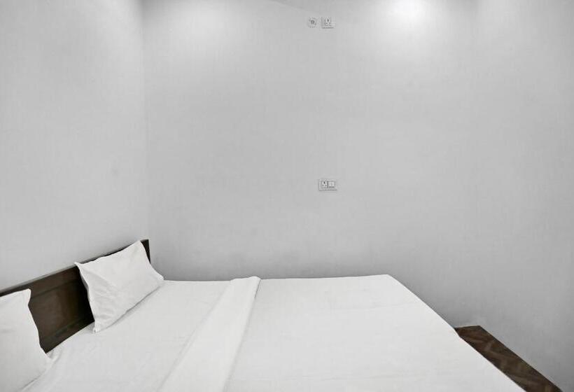 חדר סטנדרט לשלושה, Spot On Shashank Plaza