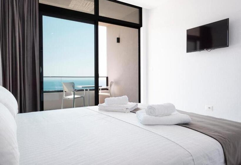 חדר דלוקס עם מרפסת נוף לים, Wait  N Sea