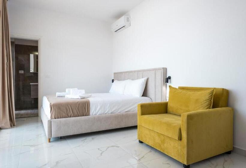 חדר משפחתי, Wait  N Sea