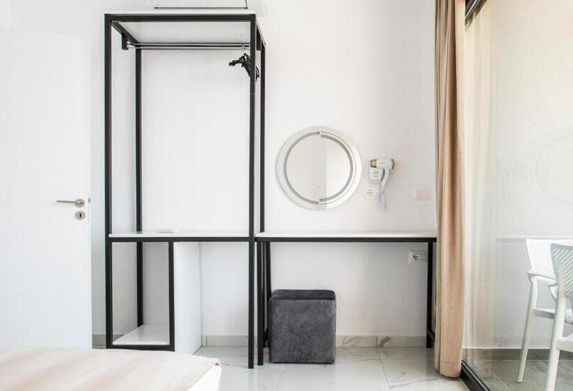 סוויטה משפחתית, Wait  N Sea