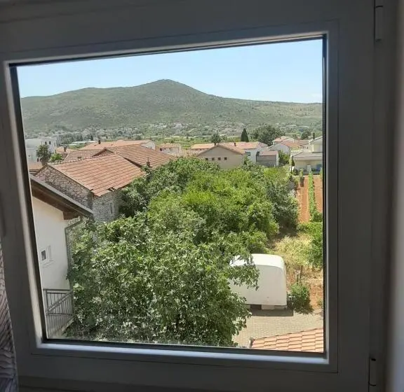 اتاق استاندارد سه نفره, Anđela