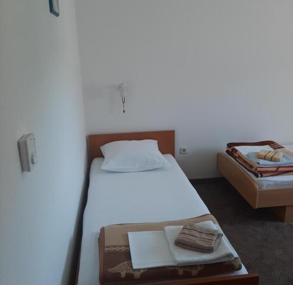 اتاق استاندارد سه نفره, Anđela