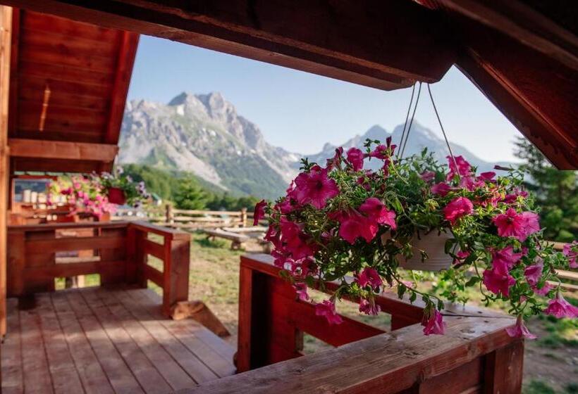 بانگلوی سوپریور, Komovi Kobil Do Guesthouse