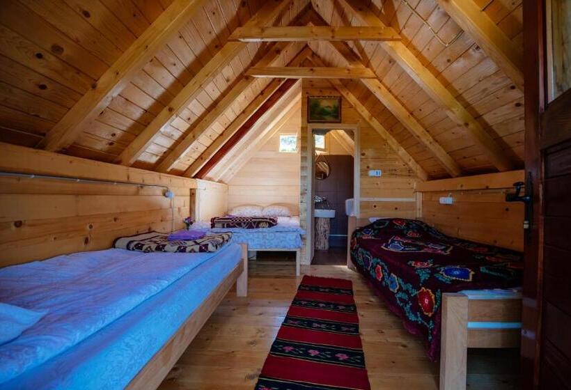 بانگلوی سوپریور, Komovi Kobil Do Guesthouse