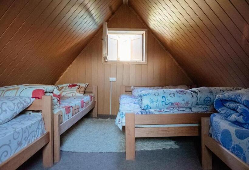 اتاق استاندارد چهار تخته, Komovi Kobil Do Guesthouse