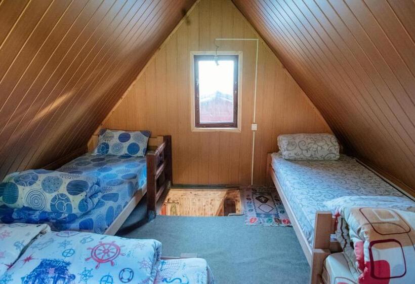 اتاق استاندارد چهار تخته, Komovi Kobil Do Guesthouse