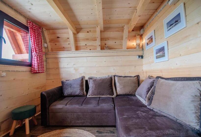 بانگلوی لوکس, Komovi Kobil Do Guesthouse