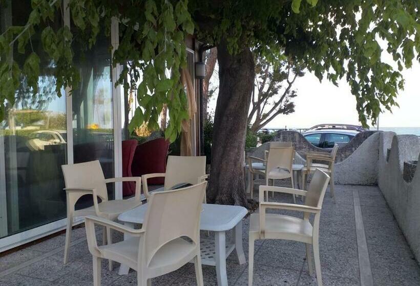 חדר סטנדרט יחיד, Room In Bb   Bright Quadruple Room A Stones Throw From The Sea