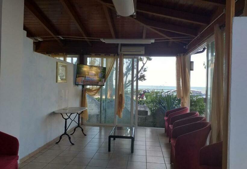 חדר סטנדרט יחיד, Room In Bb   Bright Quadruple Room A Stones Throw From The Sea