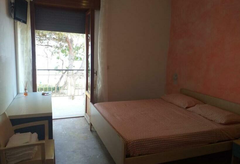 חדר סטנדרט יחיד, Room In Bb   Bright Quadruple Room A Stones Throw From The Sea