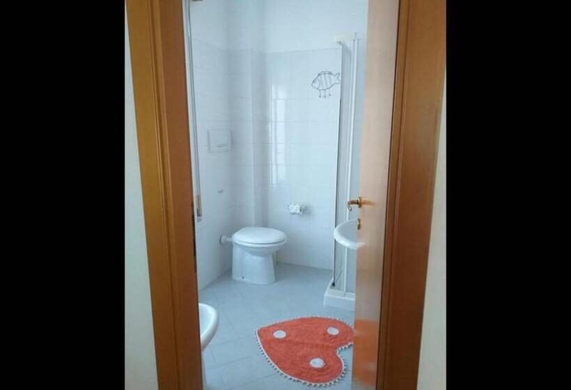 スタンダードシングルルーム, Room In Bb   Bright Quadruple Room A Stones Throw From The Sea
