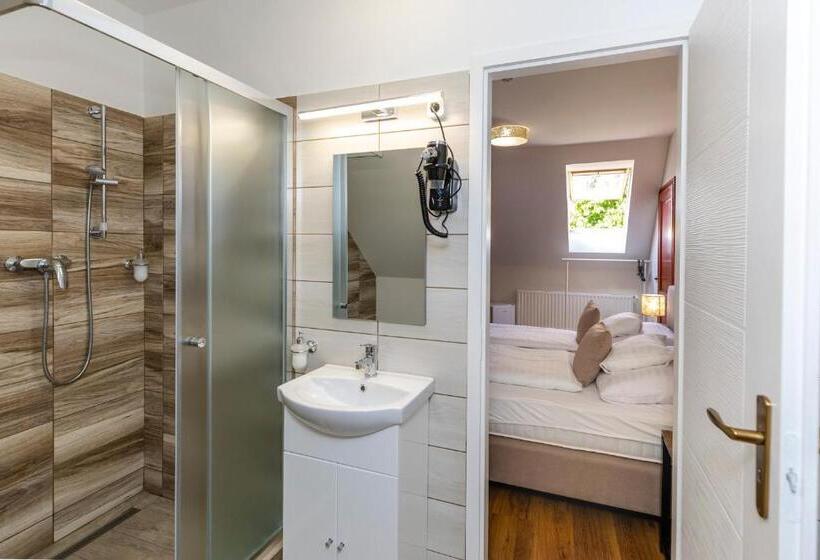 スタンダードスタジオ, Servita Udvarház Eger