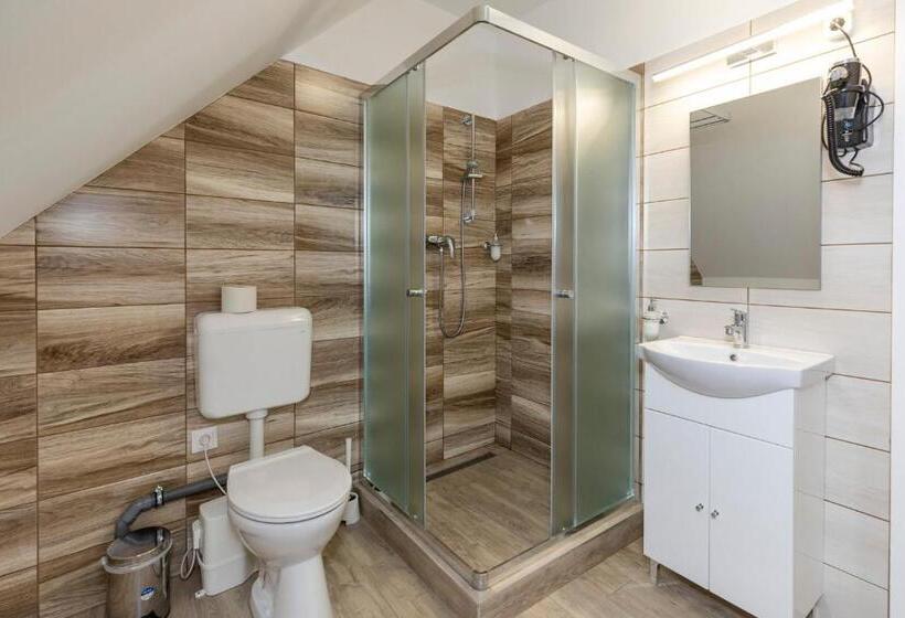 スタンダードスタジオ, Servita Udvarház Eger