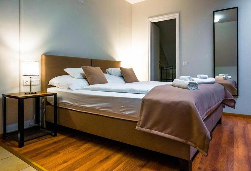 スタンダードスタジオ, Servita Udvarház Eger