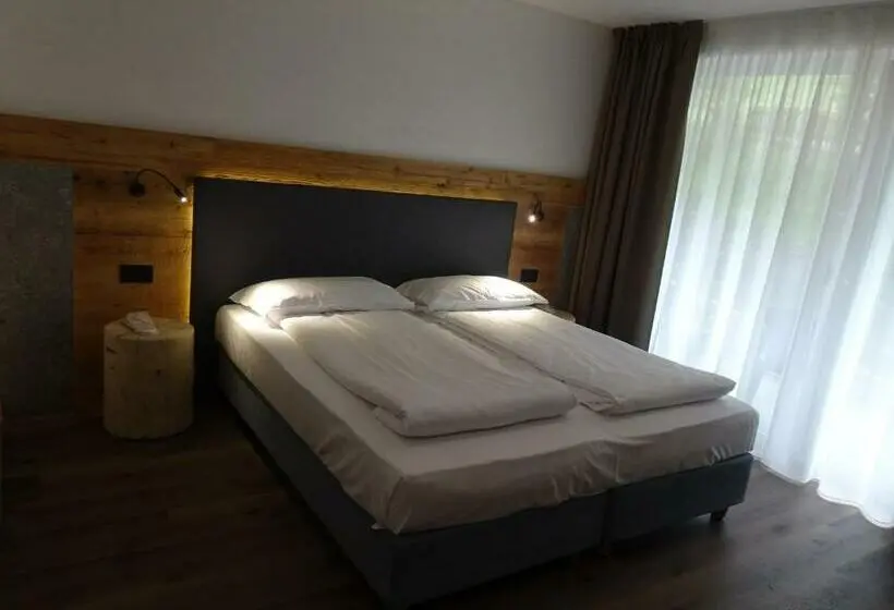 Standard Kolmen Hengen Huone, Active Alm