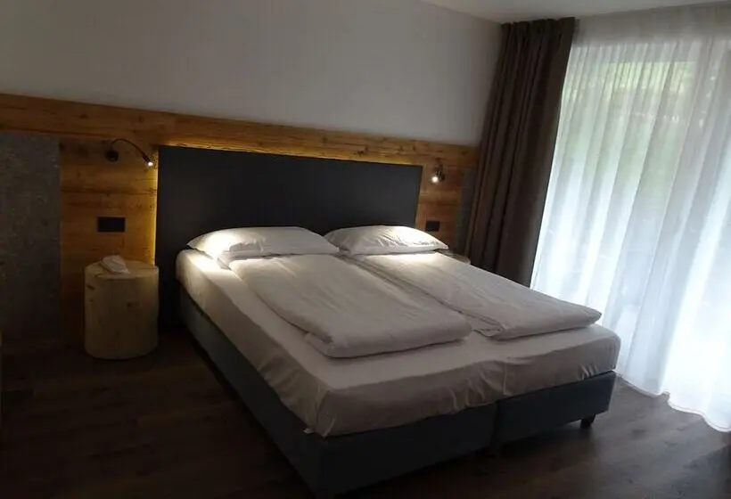 Standard Kolmen Hengen Huone, Active Alm