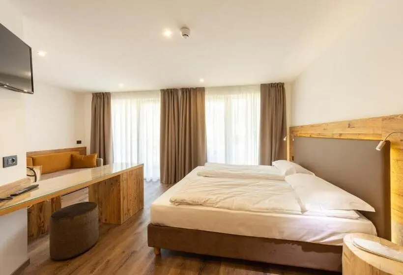 Standard Kolmen Hengen Huone, Active Alm