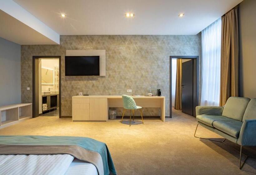 דירת חדר דלוקס, Joyme