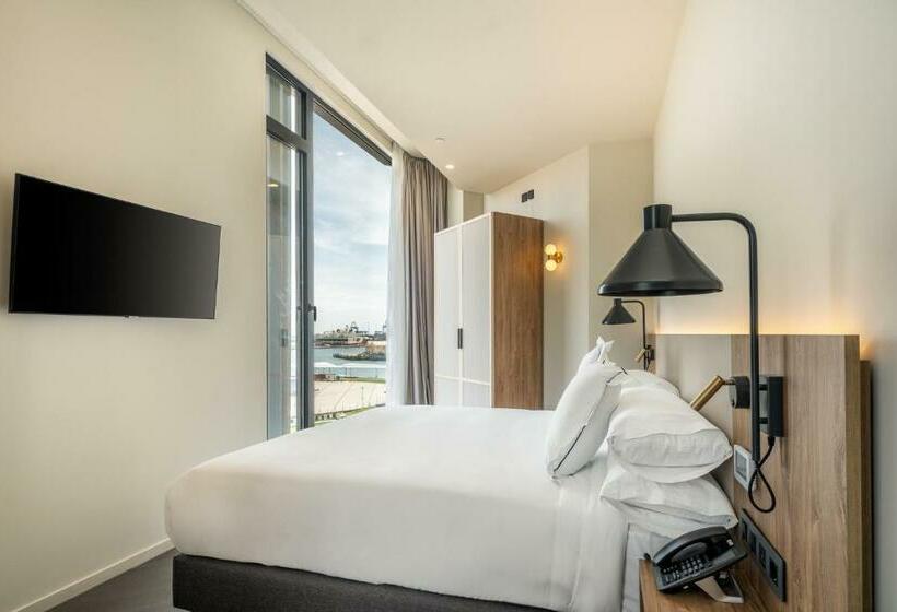 اتاق لوکس با چشم‌انداز دریا, Livvo Lumm