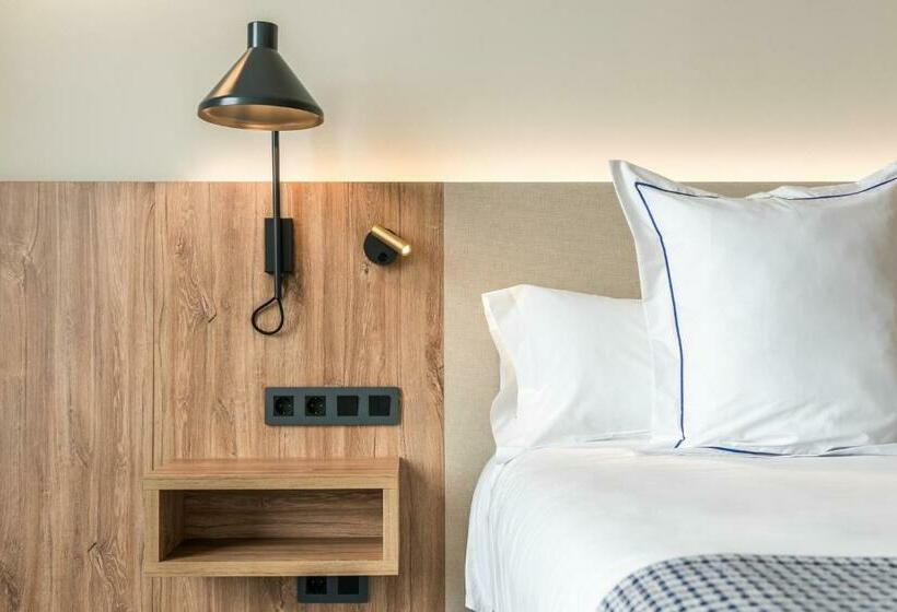 اتاق لوکس با چشم‌انداز دریا, Livvo Lumm