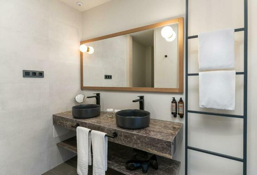 اتاق سوپریور, Livvo Lumm