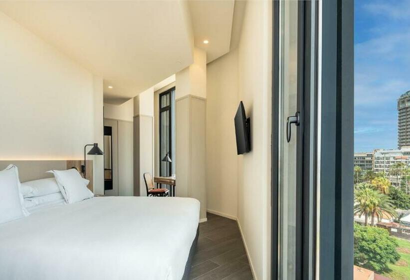 اتاق لوکس با چشم‌انداز دریا, Livvo Lumm