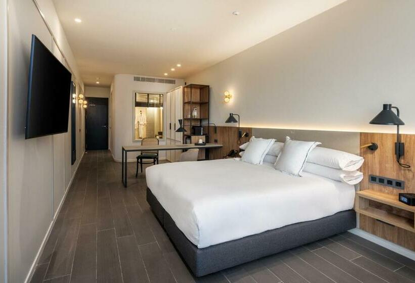 اتاق لوکس با چشم‌انداز دریا, Livvo Lumm