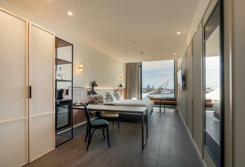 اتاق لوکس با چشم‌انداز دریا, Livvo Lumm