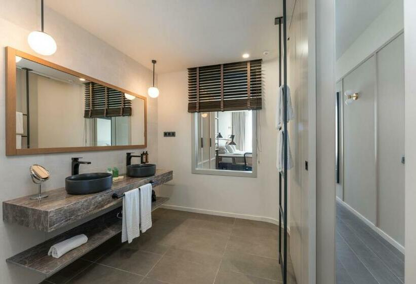 اتاق لوکس با چشم‌انداز دریا, Livvo Lumm