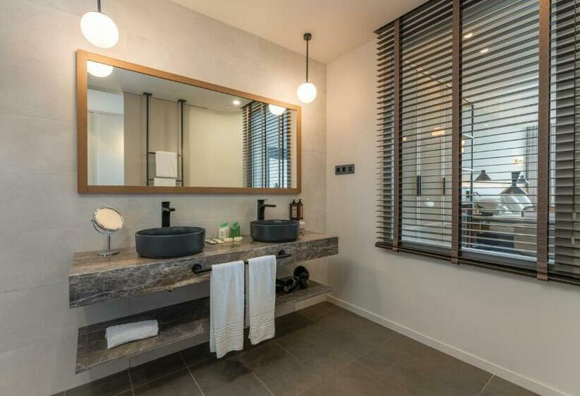 اتاق لوکس با چشم‌انداز دریا, Livvo Lumm