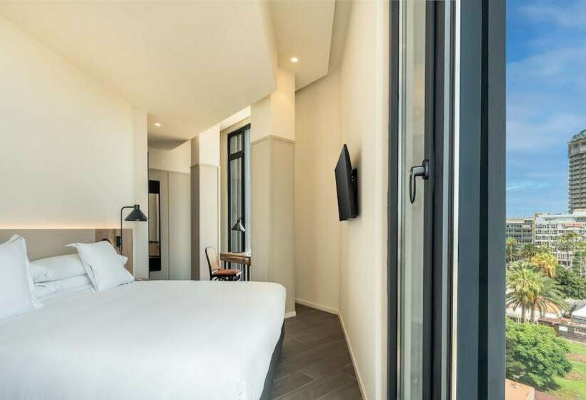 اتاق لوکس با چشم‌انداز دریا, Livvo Lumm