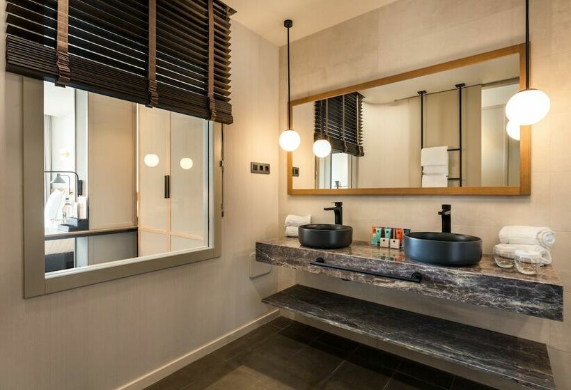 اتاق سوپریور, Livvo Lumm