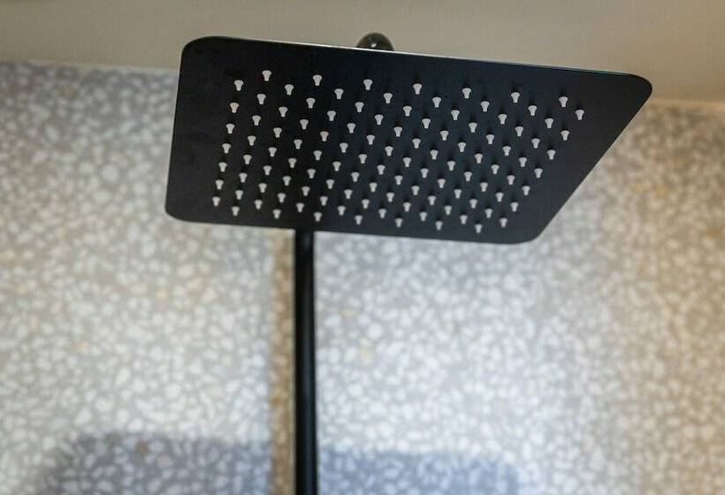 اتاق لوکس با چشم‌انداز دریا, Livvo Lumm