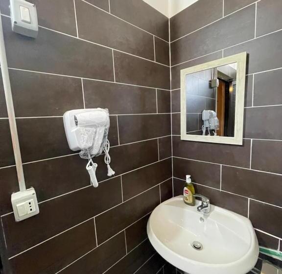 标准间, Royal Land