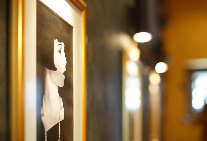 标准间带湖景, The Lake House