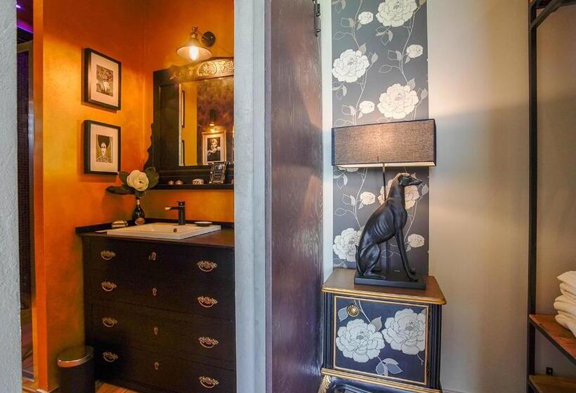 标准间带湖景, The Lake House