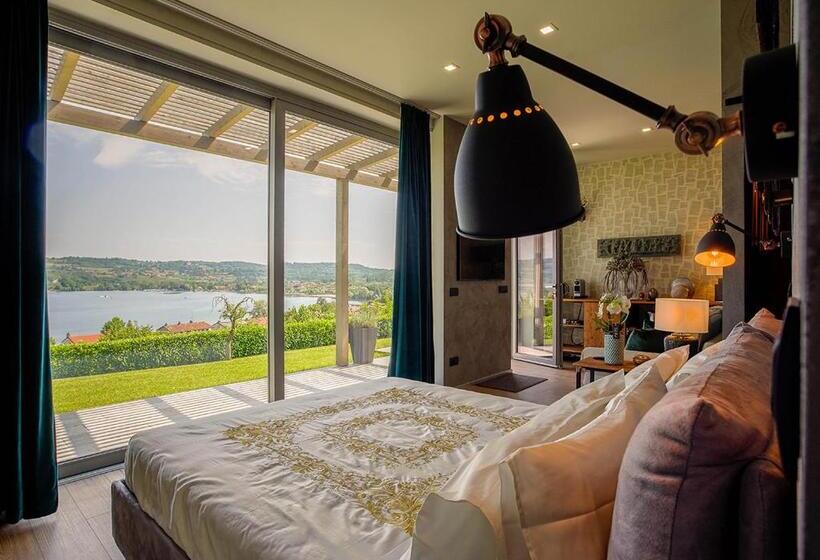 标准间带湖景, The Lake House