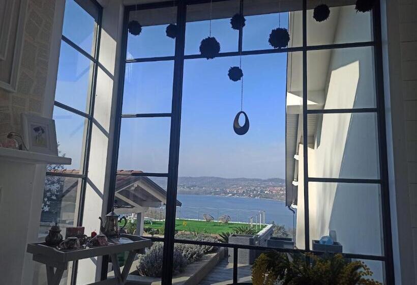 标准房带园景, The Lake House