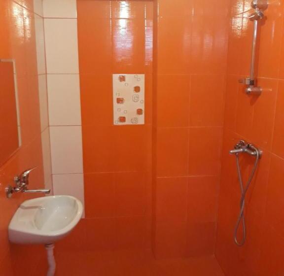 חדר אקונומי לשלושה, Hostel Victoria