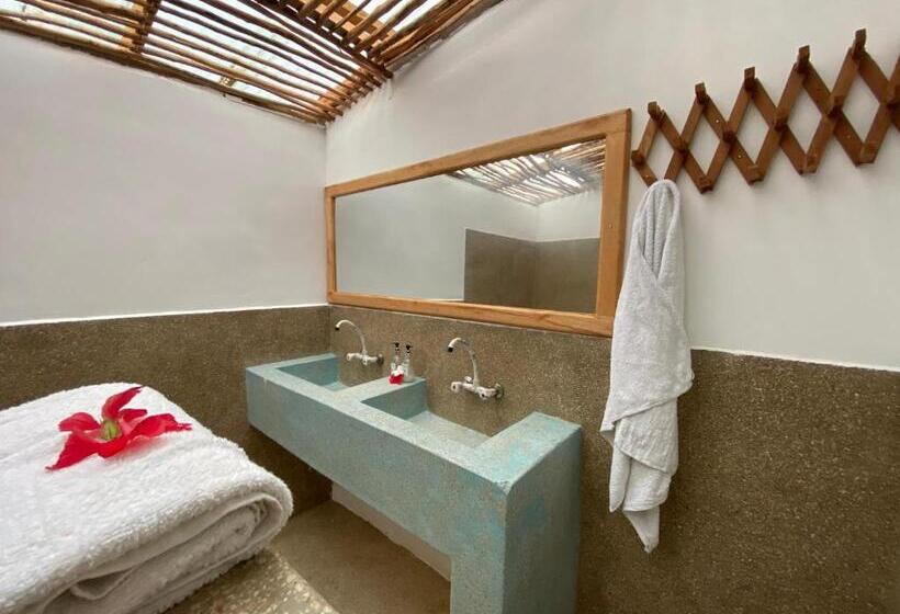 اتاق لوکس با چشم‌انداز دریا, Lala Land Lodge