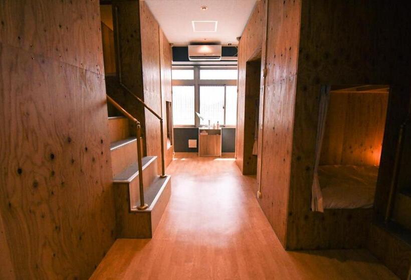 Кровать в Общей Комнате, Gateway Maizuru