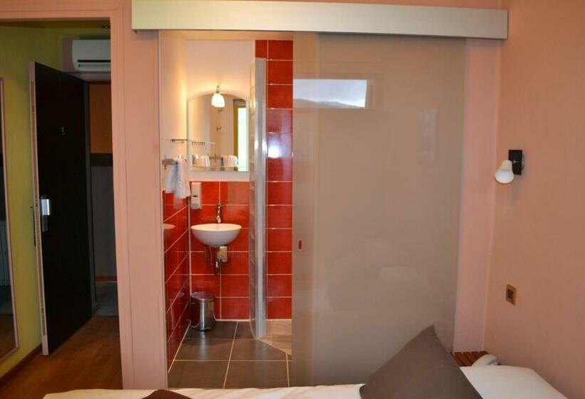 スタンダードルーム, La Tour Du Loup