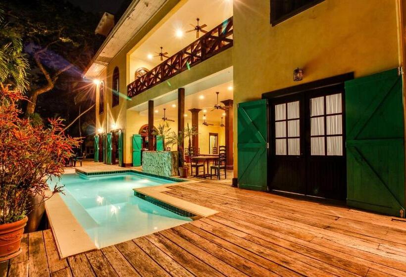 سوییت, Colonial Suite @ Mahogany Hall