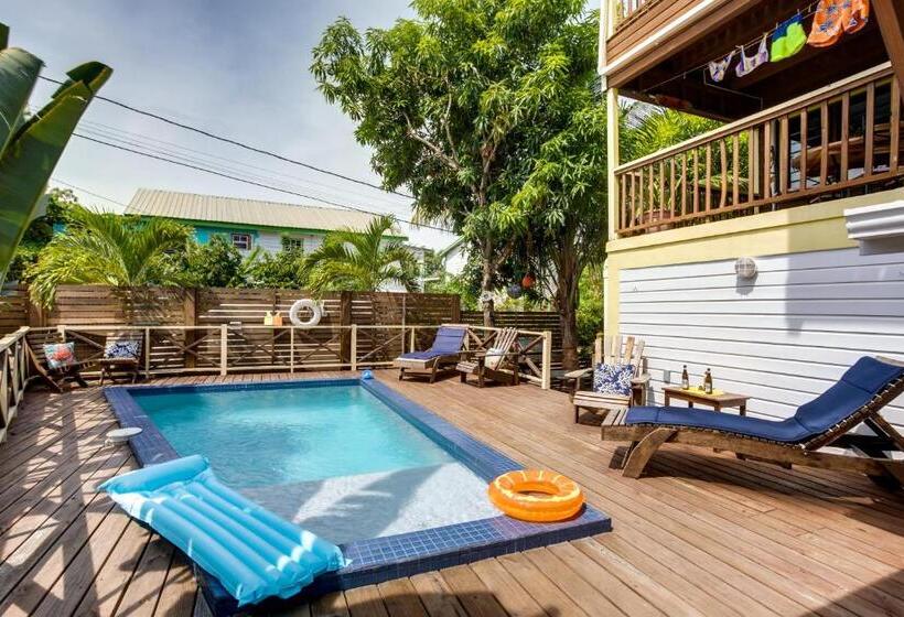 דירת שני חדרים עם מרפת, Driftwood Gardens Guesthouse