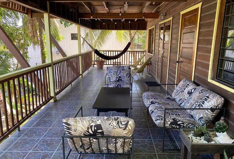 דירת שני חדרים עם מרפת, Driftwood Gardens Guesthouse