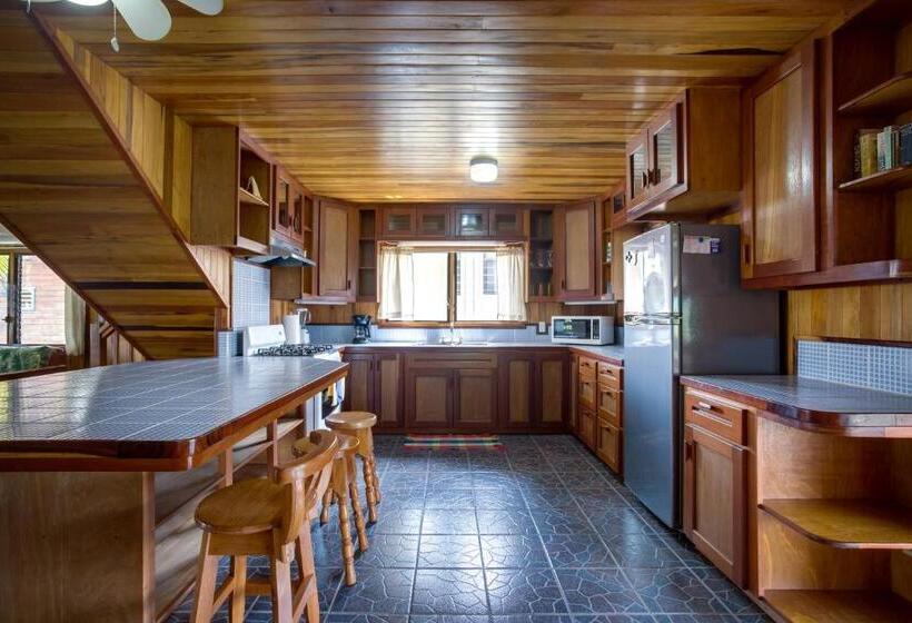 דירת שני חדרים עם מרפת, Driftwood Gardens Guesthouse