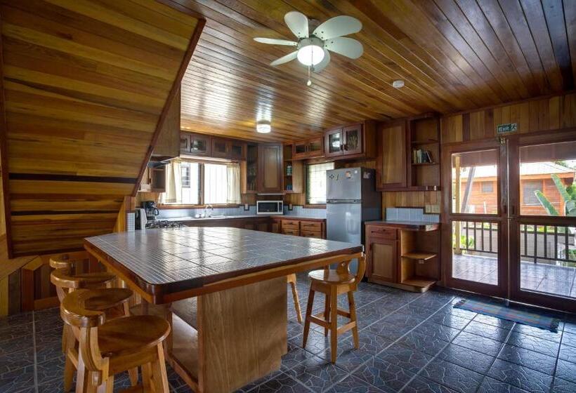 דירת שני חדרים עם מרפת, Driftwood Gardens Guesthouse